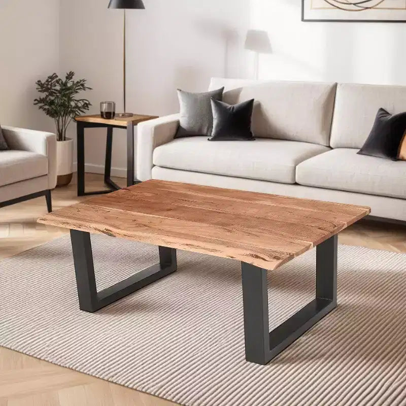Table basse rectangulaire Urban Port 45 en bois d’acacia, détails de bord naturel, piètement en métal thermolaqué noir, brun naturel
