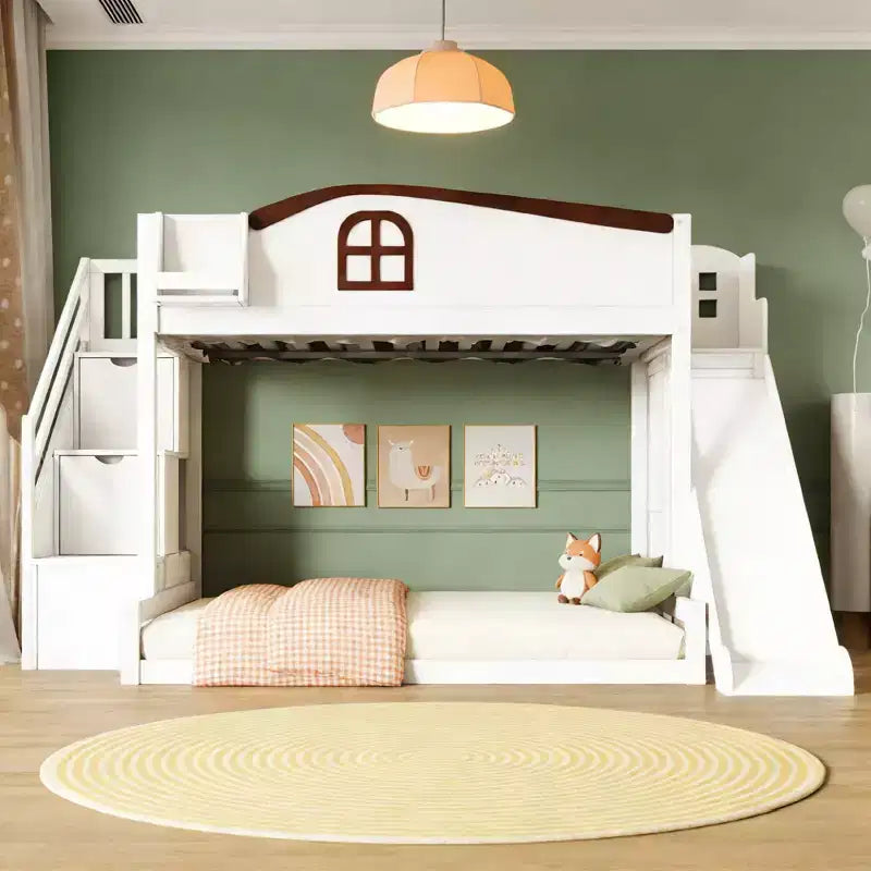Lit superposé avec lit simple au-dessus et lit double en dessous, toboggan, étagères, escalier de rangement et armoire pour chambre d’enfant