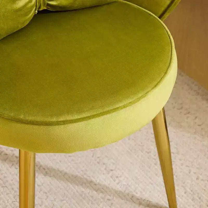 Fauteuil d'appoint en velours avec oreillers