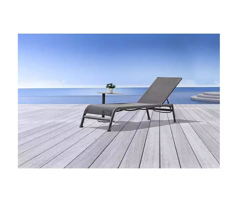 Table d'appoint ronde en aluminium couleur argent de 114 cm de hauteur, 1 pièce