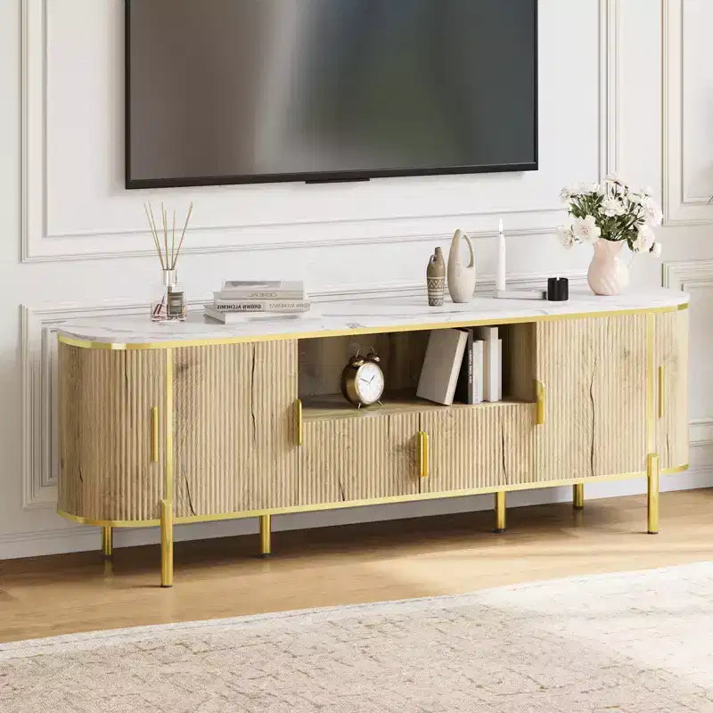 Meuble TV cannelé de 70 po avec plateau en faux marbre, Centre de divertissement pour téléviseurs jusqu'à 80 pouces, Console média en bois avec portes coulissantes à profil incurvé
