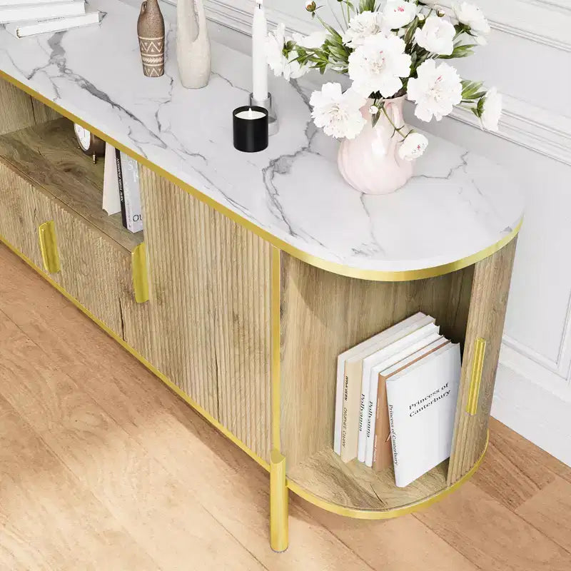 Meuble TV cannelé de 70 po avec plateau en faux marbre, Centre de divertissement pour téléviseurs jusqu'à 80 pouces, Console média en bois avec portes coulissantes à profil incurvé