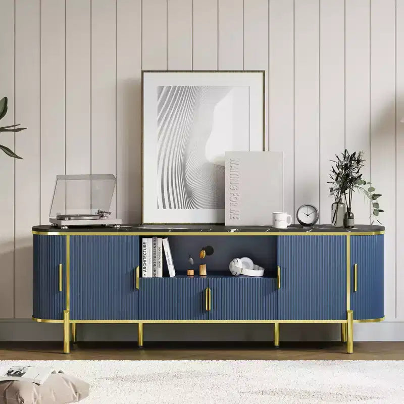 Meuble TV cannelé de 70 po avec plateau en faux marbre, Centre de divertissement pour téléviseurs jusqu'à 80 pouces, Console média en bois avec portes coulissantes à profil incurvé