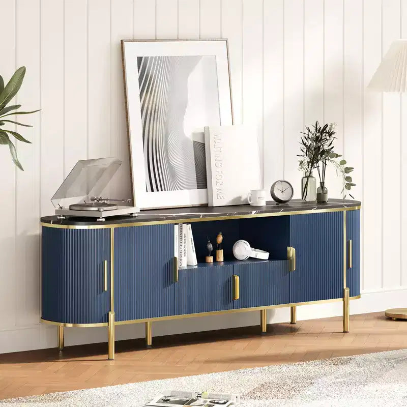 Meuble TV cannelé de 70 po avec plateau en faux marbre, Centre de divertissement pour téléviseurs jusqu'à 80 pouces, Console média en bois avec portes coulissantes à profil incurvé