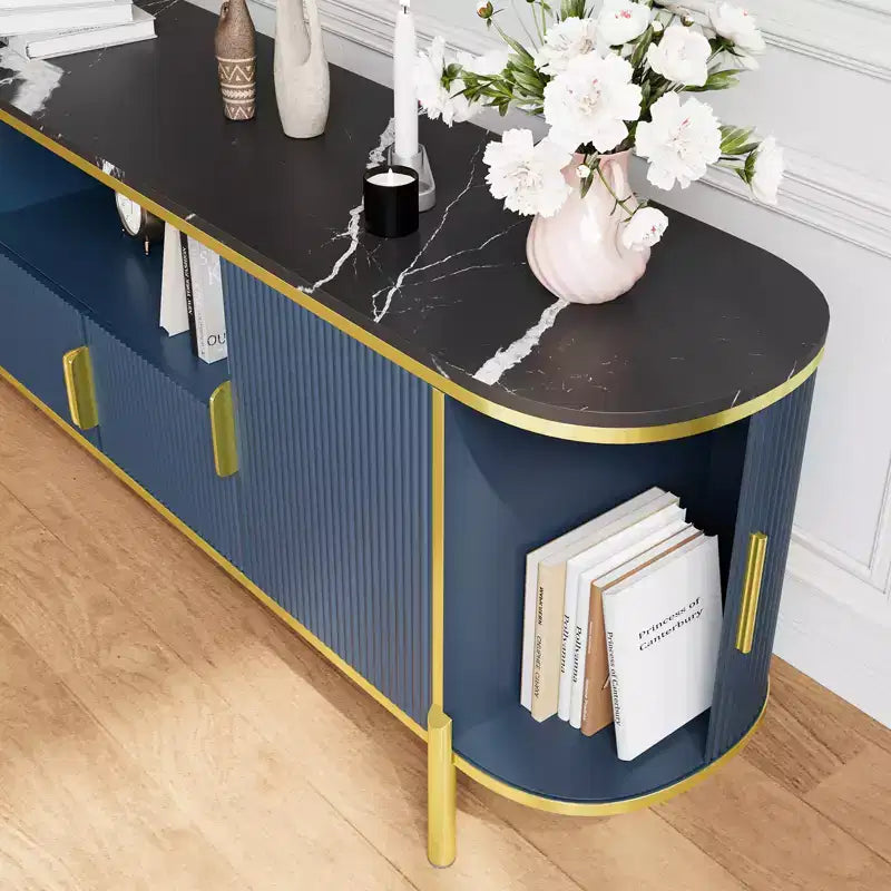 Meuble TV cannelé de 70 po avec plateau en faux marbre, Centre de divertissement pour téléviseurs jusqu'à 80 pouces, Console média en bois avec portes coulissantes à profil incurvé