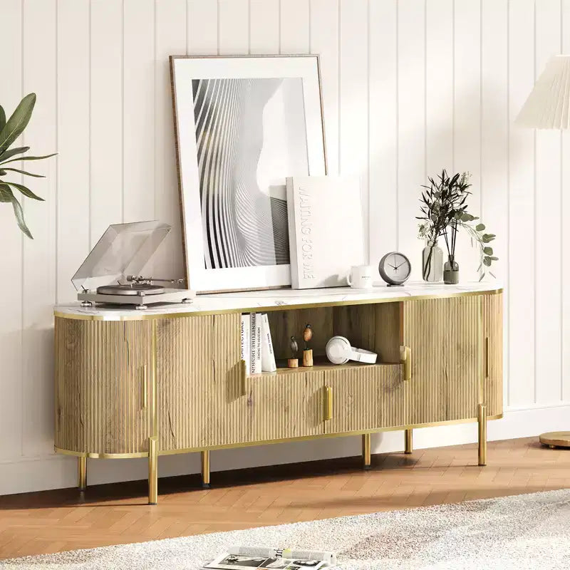 Meuble TV cannelé de 70 po avec plateau en faux marbre, Centre de divertissement pour téléviseurs jusqu'à 80 pouces, Console média en bois avec portes coulissantes à profil incurvé