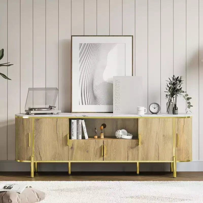 Meuble TV cannelé de 70 po avec plateau en faux marbre, Centre de divertissement pour téléviseurs jusqu'à 80 pouces, Console média en bois avec portes coulissantes à profil incurvé