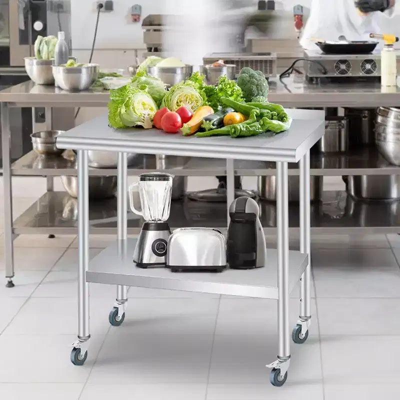 Table en acier inoxydable, table de préparation commerciale en métal robuste avec étagères de rangement ouvertes et panneau arrière, adaptée aux cuisines de restaurant, aux hôtels domestiques.