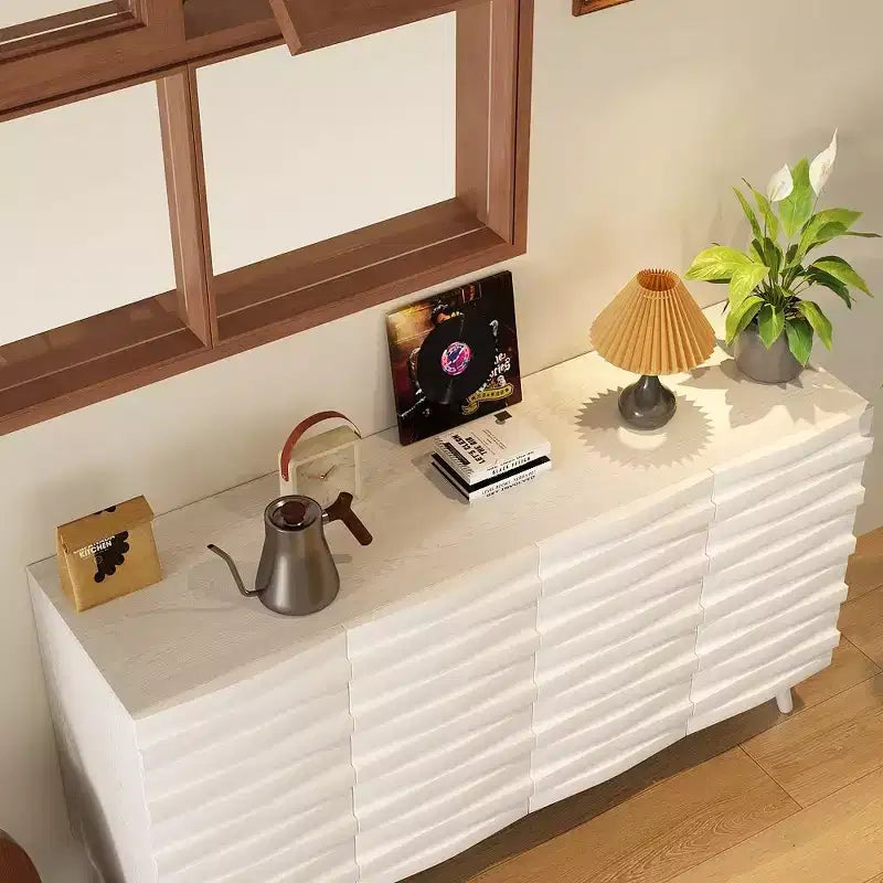 Table d'appoint latérale blanche à porte texturée avec étagères réglables : Armoire de rangement autonome de style nordique pour salon et et entrée