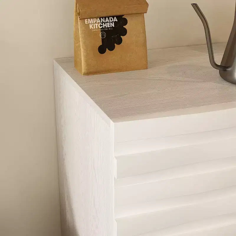 Table d'appoint latérale blanche à porte texturée avec étagères réglables : Armoire de rangement autonome de style nordique pour salon et et entrée