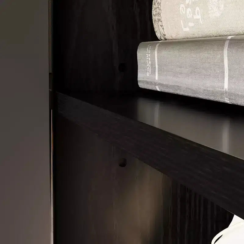 Table d'appoint latérale blanche à porte texturée avec étagères réglables : Armoire de rangement autonome de style nordique pour salon et et entrée
