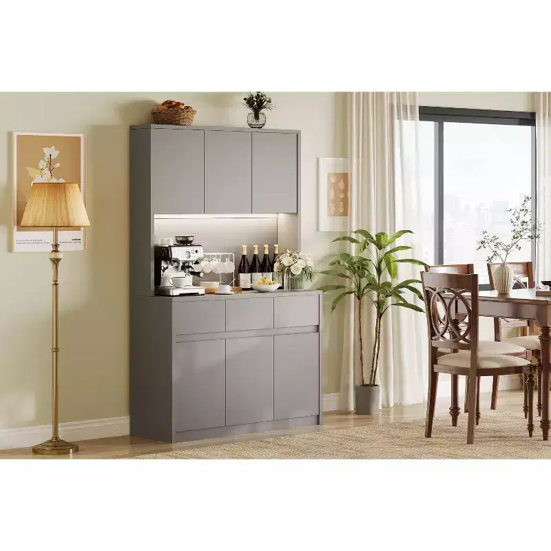 71" Armoire de cuisine haute avec étagères et portes réglables, étagère pour micro-ondes, bar à café avec lumières LED et station de recharge, pour salon