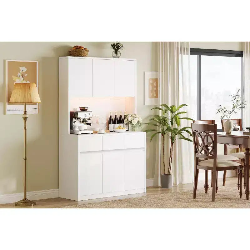 71" Armoire de cuisine haute avec étagères et portes réglables, étagère pour micro-ondes, bar à café avec lumières LED et station de recharge, pour salon