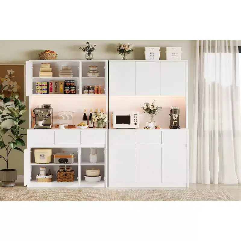 71" Armoire de cuisine haute avec étagères et portes réglables, étagère pour micro-ondes, bar à café avec lumières LED et station de recharge, pour salon