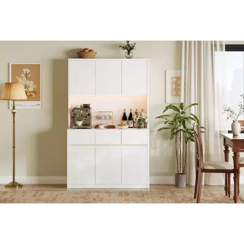 71" Armoire de cuisine haute avec étagères et portes réglables, étagère pour micro-ondes, bar à café avec lumières LED et station de recharge, pour salon