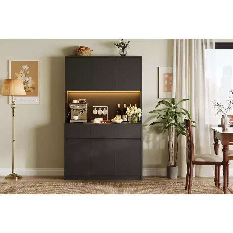 71" Armoire de cuisine haute avec étagères et portes réglables, étagère pour micro-ondes, bar à café avec lumières LED et station de recharge, pour salon