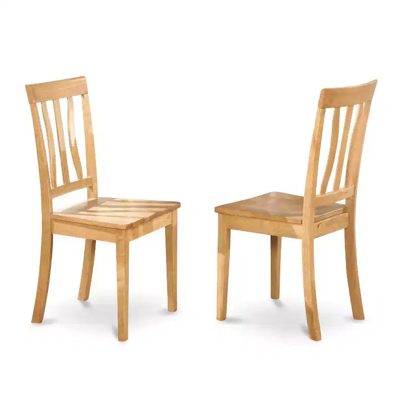 Table à manger HomeStock 3 pièces à plateau rond en bois massif au fini chêne naturel avec 2 chaises