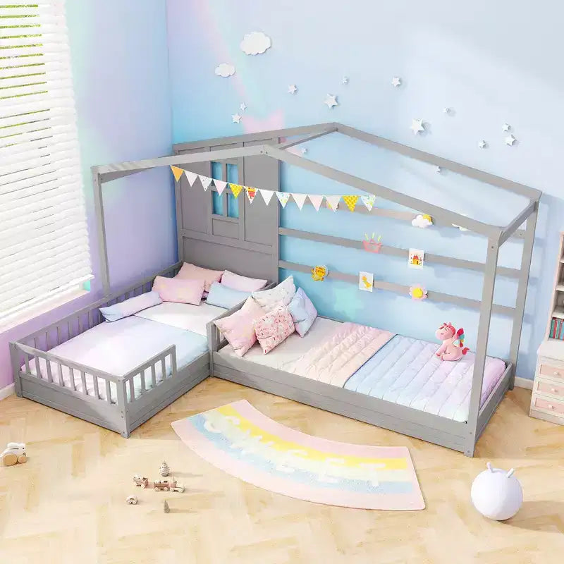 Lits superposés en L avec plateforme en forme de maison, fenêtre et barrières – Gris/Blanc