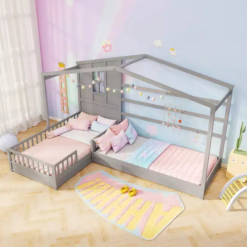 Lits superposés en L avec plateforme en forme de maison, fenêtre et barrières – Gris/Blanc
