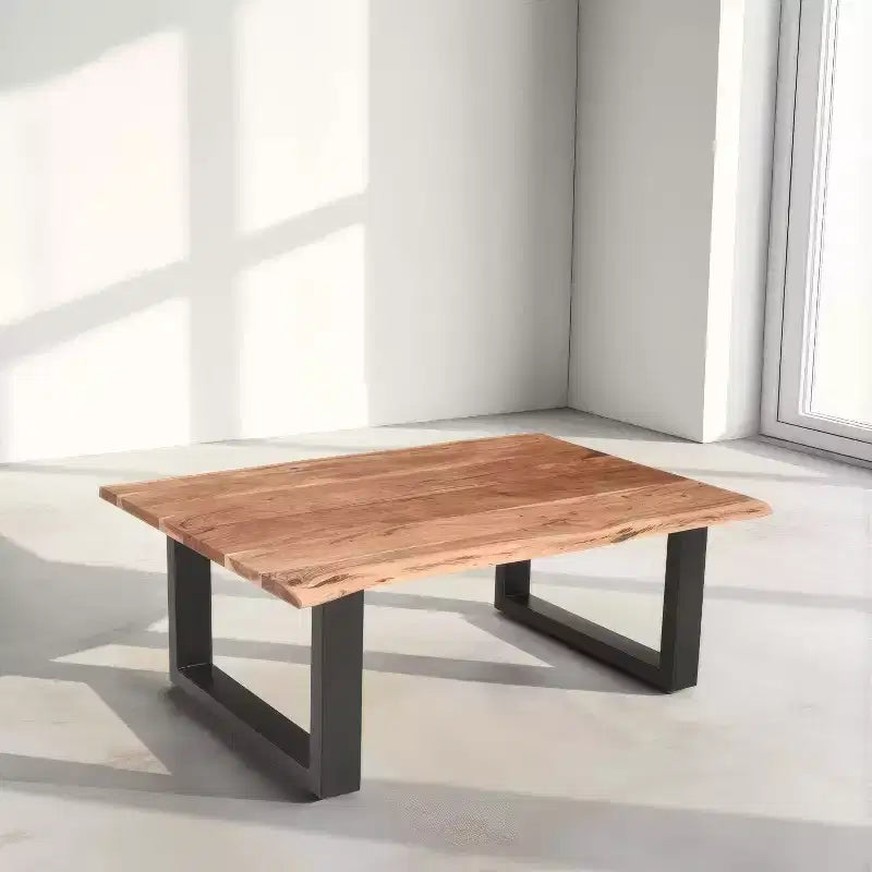 Table basse rectangulaire Urban Port 45 en bois d’acacia, détails de bord naturel, piètement en métal thermolaqué noir, brun naturel