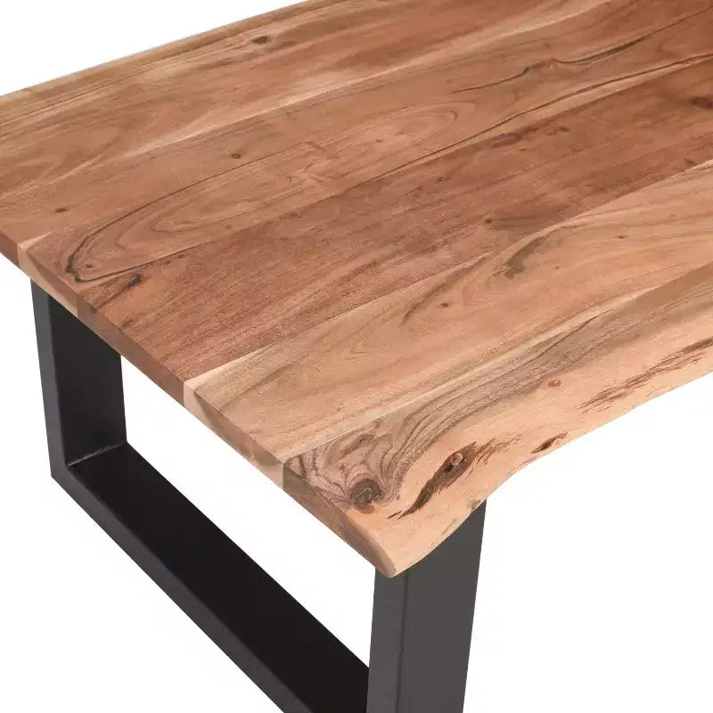 Table basse rectangulaire Urban Port 45 en bois d’acacia, détails de bord naturel, piètement en métal thermolaqué noir, brun naturel