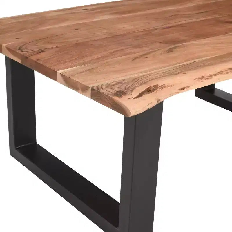 Table basse rectangulaire Urban Port 45 en bois d’acacia, détails de bord naturel, piètement en métal thermolaqué noir, brun naturel