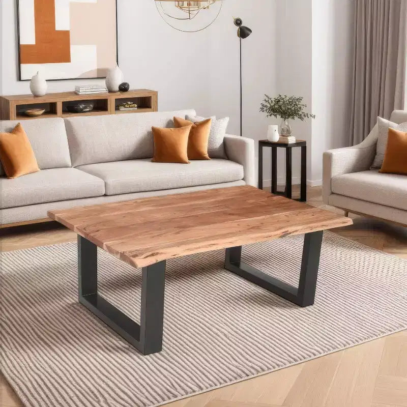 Table basse rectangulaire Urban Port 45 en bois d’acacia, détails de bord naturel, piètement en métal thermolaqué noir, brun naturel